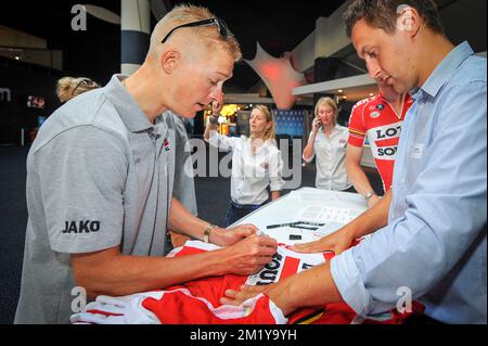 20150630 - ANVERS, BELGIQUE: Lars Bak danois de Lotto - Soudal signe un maillot lors de la présentation de l'équipe de Lotto Soudal pour la prochaine course cycliste Tour de France, mardi 30 juin 2015, à Anvers. BELGA PHOTO LUC CLAESSEN Banque D'Images