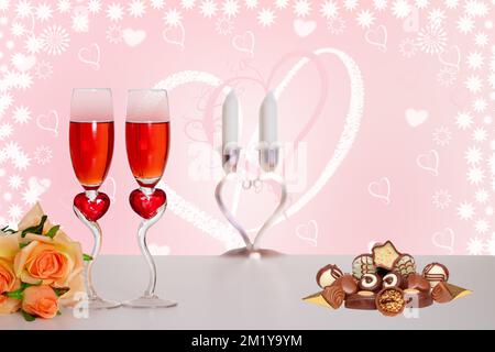 Carte Happy Valentines ou Fête des mères. Deux verres de champagner, un bouquet de fleurs et une pile de bonbons au chocolat sur la table au-dessus du coeur abstrait Backgr Banque D'Images