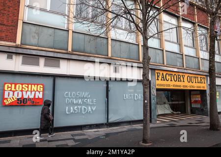 Slough, Royaume-Uni. 13th décembre 2022. Un membre du public passe devant un magasin d'usine vacant. Rishi Sunak a promis de réduire le nombre de magasins vacants Banque D'Images