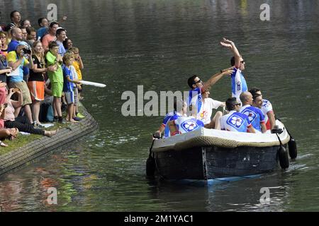 Les pilotes FDJ arrivent en bateau pour la présentation de l'écurie avant le début de l'édition 102nd de la course cycliste Tour de France, jeudi 02 juillet 2015 à Utrecht, pays-Bas. Le Tour de France de cette année débutera samedi. Banque D'Images