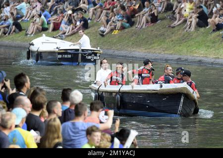 Les pilotes de l'équipe BMC Racing arrivent en bateau pour la présentation de l'équipe avant le début de l'édition 102nd de la course cycliste Tour de France, jeudi 02 juillet 2015 à Utrecht, pays-Bas. Le Tour de France de cette année débutera samedi. Banque D'Images