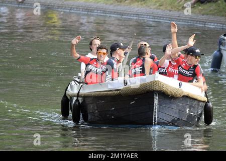 Les pilotes de l'équipe BMC Racing arrivent en bateau pour la présentation de l'équipe avant le début de l'édition 102nd de la course cycliste Tour de France, jeudi 02 juillet 2015 à Utrecht, pays-Bas. Le Tour de France de cette année débutera samedi. Banque D'Images