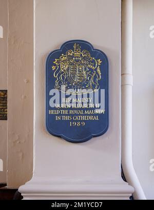 Plaque à l'intérieur de la cathédrale Saint-Philippe, Birmingham, West Midlands, Angleterre commémorant la Reine Elizabeth II de HM, tenue de Royal Maundy en 1989 Banque D'Images