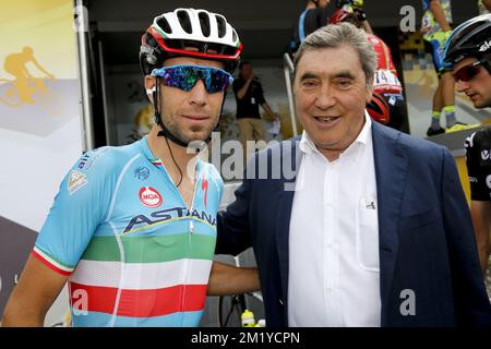 L'Italien Vincenzo Nibali d'Astana Pro Team et ancien cycliste belge Eddy Merckx se posent avant la phase 4 de l'édition 102nd de la course cycliste Tour de France, 223,5km de Seraing, Belgique, à Cambrai, France, Mardi 07 juillet 2015. Banque D'Images