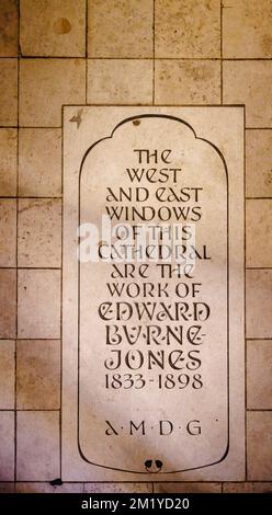 Intérieur de la cathédrale St Philip, Birmingham, West Midlands, Angleterre avec vitraux d'Edward Burne-Jones - inscription en pierre au sol Banque D'Images