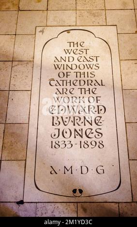 Intérieur de la cathédrale St Philip, Birmingham, West Midlands, Angleterre avec vitraux d'Edward Burne-Jones - inscription en pierre au sol Banque D'Images