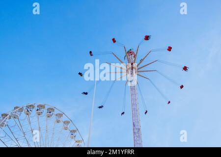 The Birmingham Big Wheel and Rides, Centenary Square, Birmingham, West Midlands, Angleterre, une attraction annuelle pour les visiteurs en hiver et un divertissement familial Banque D'Images