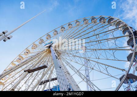 The Birmingham Big Wheel, Centenary Square, Birmingham, West Midlands, Angleterre, une attraction annuelle pour les visiteurs en hiver et un divertissement familial Banque D'Images