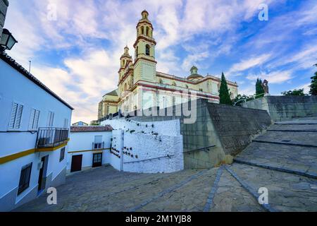 Cathédrale d'Olvera avec ses rues escarpées avec des marches pour atteindre le sommet du village, Cadix. Banque D'Images