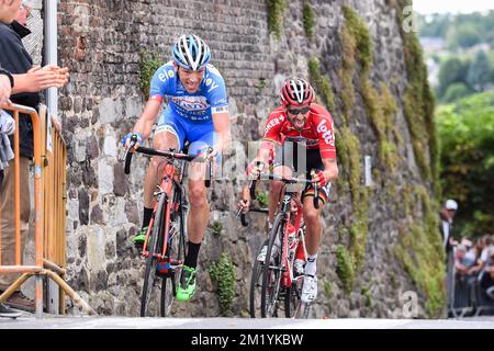 Le belge Frederik Veuchelen de Wanty-Groupe Gobert et le belge Kenny Dehaes de Lotto - Soudal photographiés en action sur le mur de Thuin lors de la dernière étape de la course cycliste Tour de Wallonie, à 167,3 km de Chimay à Thuin, mercredi 29 juillet 2015. Banque D'Images