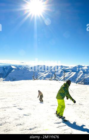 deux amis copains snowboardeurs vue arrière ski alpin en vacances dans la station de ski ont plaisir ensemble dans les montagnes Banque D'Images