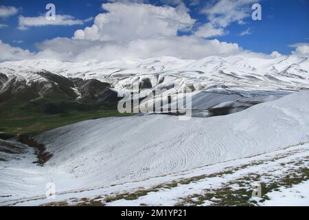 Chaînes de montagnes enneigées sur le plateau d'Assy sur fond de ciel avec des nuages épais par temps ensoleillé Banque D'Images