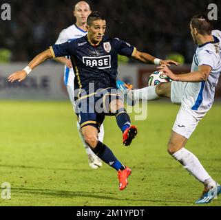 20150806 - LIEGE, BELGIQUE : Anthony Knockaert, de Standard, et Kerim Memija, de Zeljeznicar, se battent pour le ballon lors d'un match retour de la troisième partie préliminaire de la Ligue Europa de l'UEFA entre le club de football bosniaque Zeljeznicar et l'équipe belge de football de première ligue Standard de Liège dans le stade Asim Ferhatovic Hase à Sarajevo, FK Bosnie-Herzégovine, jeudi 06 août 2015. Standard remporte le premier match 2-1. BELGA PHOTO LAURIE DIEFFEMBACQ Banque D'Images