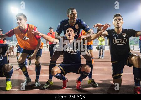 20150806 - LIEGE, BELGIQUE : Anthony Knockaert de Standard et Ricardo Faty de Standard célèbrent après avoir remporté un match de retour de la troisième partie préliminaire de la Ligue Europa de l'UEFA entre le club de football bosniaque FK Zeljeznicar et l'équipe de football belge de première ligue Standard de Liège dans le stade Asim Ferhatovic Hase à Sarajevo, Bosnie-Herzégovine, jeudi 06 août 2015. Standard remporte le premier match 2-1. BELGA PHOTO LAURIE DIEFFEMBACQ Banque D'Images