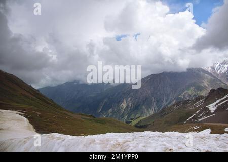 Vue sur la crête alpine avec des nuages épais en hiver à la station de Chimbulak Banque D'Images