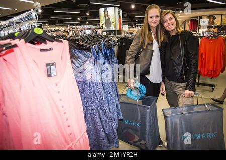 Illustration montre des clients à l'ouverture du quatrième magasin de vêtements Primark en Belgique, le premier à Gand le mercredi 12 août 2015. Banque D'Images