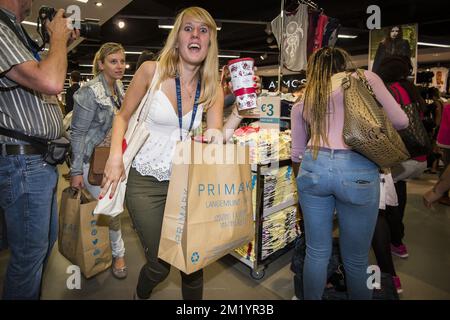 Illustration montre des clients à l'ouverture du quatrième magasin de vêtements Primark en Belgique, le premier à Gand le mercredi 12 août 2015. Banque D'Images