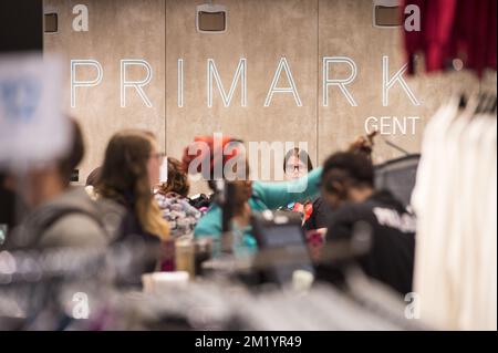 Illustration montre des clients à l'ouverture du quatrième magasin de vêtements Primark en Belgique, le premier à Gand le mercredi 12 août 2015. Banque D'Images