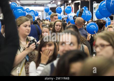 Illustration montre des clients à l'ouverture du quatrième magasin de vêtements Primark en Belgique, le premier à Gand le mercredi 12 août 2015. Banque D'Images