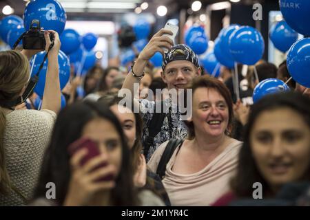 Illustration montre des clients à l'ouverture du quatrième magasin de vêtements Primark en Belgique, le premier à Gand le mercredi 12 août 2015. Banque D'Images