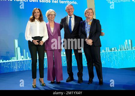 Rome, Italie. 13th décembre 2022. Le ministre du Tourisme Daniela Santachè (L), le président de la Confesercenti Patrizia de Luise (C), le ministre de l'entreprise et Made in Italy Adolfo Urso (C) et le ministre du travail et des politiques sociales Marina Elvira Calderone (R) posent pour une photo lors de l'Assemblée nationale annuelle de la Confesercenti. Confesercenti est une association qui représente les entreprises italiennes dans le commerce, le tourisme et les services, l'artisanat et les petites industries. Crédit : SOPA Images Limited/Alamy Live News Banque D'Images