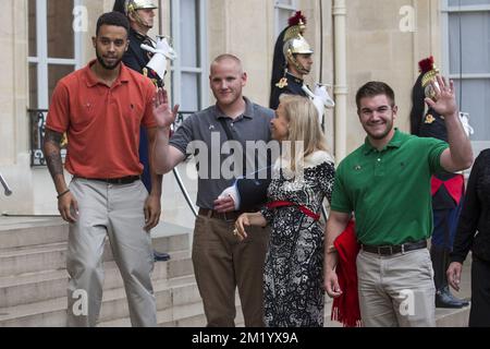 Anthony Sadler, Spencer Stone, l'ambassadeur des États-Unis en France Jane Hartley et Alek Skarlatos arrivent vendredi 24 août 2015 à l'Elysée, résidence du président français à Paris, pour une réception à l'intention des hommes qui ont surentraîné un tireur dans un train Thalys. Banque D'Images