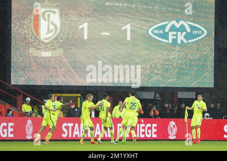 Les joueurs de Molde fêtent après avoir marqué lors du match retour des parties au concours UEFA Europa League entre l'équipe belge Standard de Liège et l'équipe norvégienne Molde, à Liège, le jeudi 27 août 2015. Banque D'Images