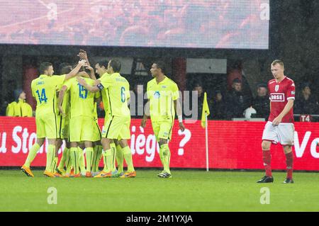 Les joueurs de Molde fêtent après avoir marqué lors du match retour des parties au concours UEFA Europa League entre l'équipe belge Standard de Liège et l'équipe norvégienne Molde, à Liège, le jeudi 27 août 2015. Banque D'Images