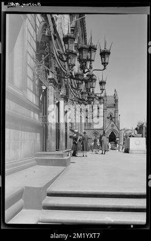 Boston public Library, scène extérieure avec les gens , Architecture, bibliothèques publiques, Lanterns Architecture, Boston public Library. Collection de négatifs photographiques Samuel Chamberlain Banque D'Images