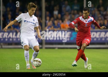 20150911 - MOUSCRON, BELGIQUE : Jelle Vossen du Club et Mustapha Ousssalah de Mouscron se battent pour le ballon lors du match de la Jupiler Pro League entre Mouscron-Peruwelz et le Club Brugge, à Mouscron, le vendredi 11 septembre 2015, le 07 du championnat belge de football. BELGA PHOTO KURT DESPLENTER Banque D'Images