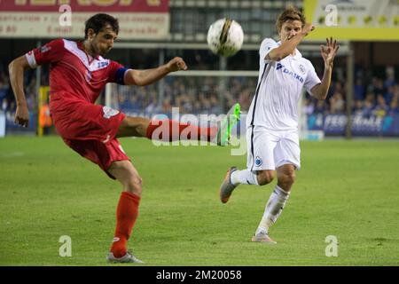 20150911 - MOUSCRON, BELGIQUE : Jelle Vossen du Club lutte pour le ballon lors du match de la Jupiler Pro League entre Mouscron-Peruwelz et le Club Brugge, à Mouscron, le vendredi 11 septembre 2015, le jour 07 du championnat belge de football. BELGA PHOTO KURT DESPLENTER Banque D'Images