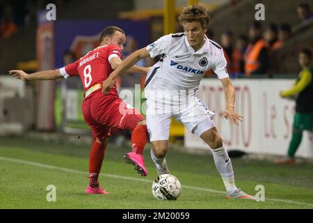 20150911 - MOUSCRON, BELGIQUE : Jelle Vossen du Club et François Marquet de Mouscron se battent pour le ballon lors du match de la Jupiler Pro League entre Mouscron-Peruwelz et le Club Brugge, à Mouscron, le vendredi 11 septembre 2015, le 07 du championnat belge de football. BELGA PHOTO KURT DESPLENTER Banque D'Images