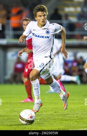 20150911 - MOUSCRON, BELGIQUE : Jelle Vossen du Club contrôle le ballon lors du match de la Jupiler Pro League entre Mouscron-Peruwelz et le Club Brugge, à Mouscron, le vendredi 11 septembre 2015, le jour 07 du championnat belge de football. BELGA PHOTO LAURIE DIEFFEMBACQ Banque D'Images