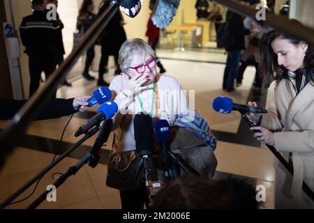 Nadege Renda, blessé lors de l'attaque de Nice en 2016, s'adresse à la presse sur 13 décembre 2022 au palais de justice de Paris après que le tribunal ait ordonné des peines de prison pour huit suspects accusés d'avoir été accusés de l'attentat terroriste de 2016 à Nice, Où un suspect agresseur islamiste a labouré son camion dans une foule célébrant la fête nationale de 14 juillet. Deux hommes ont été condamnés à la peine la plus sévère de 18 ans derrière les barreaux pour avoir aidé Mohamed Lahouaiej-Bouhlel, un habitant tunisien de 31 ans, à préparer une attaque qui a tué 86 personnes et a blessé plus de 450 personnes dans un rempart de quatre minutes sur un remblai de bord de mer dans la sout Banque D'Images