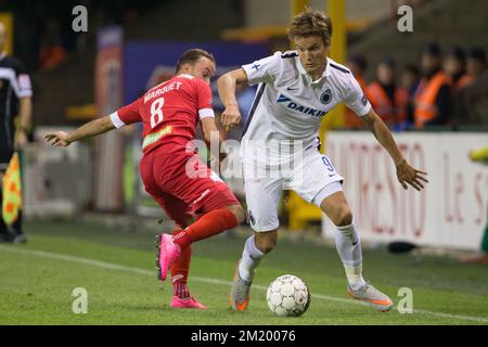 20150911 - MOUSCRON, BELGIQUE : Jelle Vossen du Club et François Marquet de Mouscron se battent pour le ballon lors du match de la Jupiler Pro League entre Mouscron-Peruwelz et le Club Brugge, à Mouscron, le vendredi 11 septembre 2015, le 07 du championnat belge de football. BELGA PHOTO KURT DESPLENTER Banque D'Images