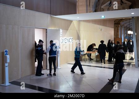 Vue générale de l'entrée du procès pour l'attentat de 2016 à Nice, sur 13 décembre 2022 au palais de justice de Paris, alors qu'elle part après que le tribunal a ordonné des peines de prison pour huit suspects inculpés lors de l'attentat terroriste de 2016 à Nice, Où un suspect agresseur islamiste a labouré son camion dans une foule célébrant la fête nationale de 14 juillet. Deux hommes ont été condamnés à la peine la plus sévère de 18 ans derrière les barreaux pour avoir aidé Mohamed Lahouaiej-Bouhlel, un habitant tunisien de 31 ans, à préparer une attaque qui a tué 86 personnes et blessé plus de 450 personnes dans un rempart de quatre minutes sur un remblai de bord de mer Banque D'Images