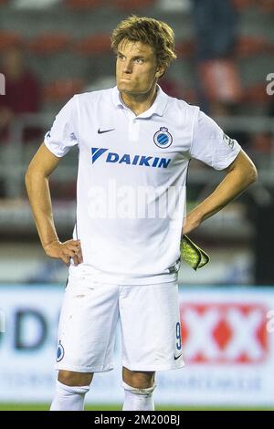 20150911 - MOUSCRON, BELGIQUE: Jelle Vossen du Club semble abattu après le match de la Jupiler Pro League entre Mouscron-Peruwelz et le Club Brugge, à Mouscron, vendredi 11 septembre 2015, le jour 07 du championnat belge de football. BELGA PHOTO LAURIE DIEFFEMBACQ Banque D'Images