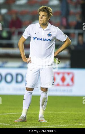 20150911 - MOUSCRON, BELGIQUE: Jelle Vossen du Club semble abattu après le match de la Jupiler Pro League entre Mouscron-Peruwelz et le Club Brugge, à Mouscron, vendredi 11 septembre 2015, le jour 07 du championnat belge de football. BELGA PHOTO LAURIE DIEFFEMBACQ Banque D'Images