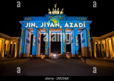 Berlin, Allemagne. 13th décembre 2022. La porte de Brandebourg est illuminée par le lettrage perse 'Zan - Zendegi - Azadi' ('Femme - vie - liberté') lors d'une manifestation de solidarité avec les manifestations en Iran. Credit: Christoph Soeder/dpa/Alay Live News Banque D'Images