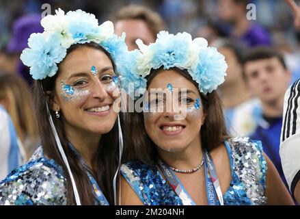 Doha, Katar. 13th décembre 2022. Firo : 13.12.2022, football, coupe DU MONDE de la FIFA 2022 QATAR, coupe du monde 2022 Qatar, coupe du monde 2022 Qatar, demi-finales, match 61, Argentine - Croatie fans Argentine crédit: dpa/Alay Live News Banque D'Images