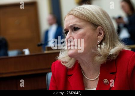 Washington, Vereinigte Staaten. 13th décembre 2022. Sylvia Garcia (démocrate du Texas), représentante des États-Unis, écoute tandis que John J. Ray III, directeur général du Groupe FTX, répond aux questions lors d'une audience du Comité de la Chambre des représentants sur les services financiers âInvestigating l'effondrement de FTX, partie Iâ, dans le Rayburn House House Office Building à Washington, DC, mardi, 13 décembre 2022. Credit: Rod Lamkey/CNP/dpa/Alay Live News Banque D'Images