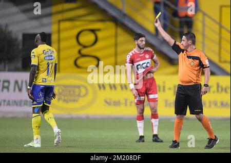 20151025 - SINT-TRUIDEN, BELGIQUE : Yohan Boli de STVV reçoit une carte jaune de l'arbitre Laurent Colemonts lors du match de la Jupiler Pro League entre Sint-Truidense V.V. et KV Kortrijk, à Sint-Truiden, le dimanche 25 octobre 2015, le jour 12 du championnat belge de football. BELGA PHOTO YORICK JANSENS Banque D'Images