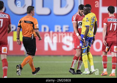 20151025 - SINT-TRUIDEN, BELGIQUE: Arbitre Laurent Colemonts, Samuel Gigot de Kortrijk et Yohan Boli de STVV photographiés lors du match de la Jupiler Pro League entre Sint-Truidense V.V. et KV Kortrijk, à Sint-Truiden, dimanche 25 octobre 2015, le 12 jour du championnat belge de football. BELGA PHOTO YORICK JANSENS Banque D'Images