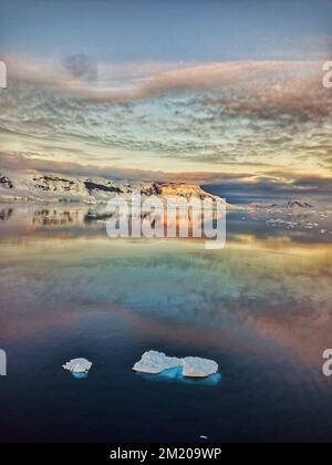 vue magnifique du coucher de soleil en antarctique, paysage antarctique, coucher de soleil atntactique, coucher de soleil antartica, coucher de soleil, antarctique, iceberg antarctique, glacier antarctique Banque D'Images