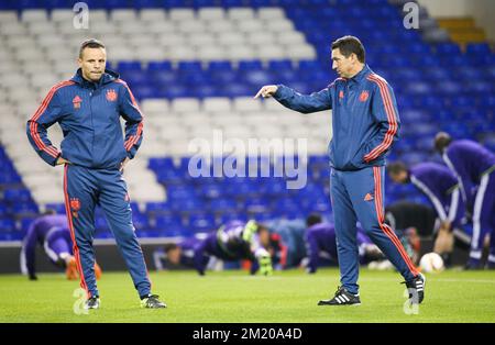 20151104 - LONDRES, ROYAUME-UNI: Besnik Hasi (R), entraîneur principal d'Anderlecht, gestes lors d'une session d'entraînement du club de football belge de première ligue RSC Anderlecht, au stade White Hart Lane à Londres, Royaume-Uni, le mercredi 04 novembre 2015. Demain, le RSCA jouera dans le groupe J, un quatrième match de la compétition de l'UEFA Europa League contre Tottenham Hotspur. BELGA PHOTO VIRGINIE LEFOUR Banque D'Images