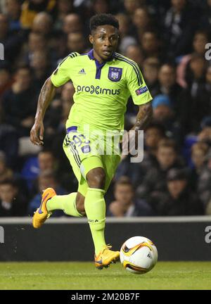 20151105 - LONDRES, ROYAUME-UNI : Imoh Ezekiel d'Anderlecht photographié en action lors d'un match de football entre l'équipe anglaise Tottenham Hotspur F.C. et le club belge RSC Anderlecht, jeudi 05 novembre 2015 à Londres, Royaume-Uni, le quatrième match de l'étape de groupe de l'UEFA Europa League dans le groupe J. BELGA PHOTO VIRGINIE LEFOUR Banque D'Images