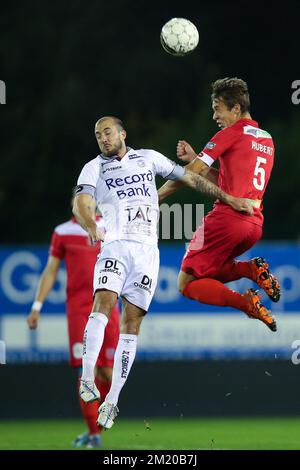 20151106 - MOUSCRON, BELGIQUE : Steve de Ridder d'Essevee et David Hubert de Mouscron se battent pour le ballon lors du match de la Jupiler Pro League entre Mouscron-Peruwelz et Zulte Waregem, à Mouscron, le vendredi 06 novembre 2015, le 15th jour du championnat belge de football. BELGA PHOTO BRUNO FAHY Banque D'Images