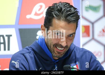 20151112 - BRUXELLES, BELGIQUE: Le gardien de but italien Gianluigi Buffon photographié lors d'une conférence de presse de l'équipe italienne de football, à Bruxelles, le jeudi 12 novembre 2015. L'équipe nationale belge de Red Devils joue à des jeux amicaux contre l'Italie demain en préparation de Euro2016. BELGA PHOTO BRUNO FAHY Banque D'Images