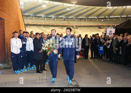 20151112 - BRUXELLES, BELGIQUE: Le défenseur italien Giorgio Chiellini et le gardien de but italien Gianluigi Buffon ont fait des fleurs lors d'un hommage à la catastrophe du stade Heysel il y a 30 ans, à Bruxelles, ancien stade Heysel, aujourd'hui appelé stade Roi Baudouin (Stade Roi Baudouin - Koning Boudewijnsatdion), jeudi 12 novembre 2015. Le 29 mai 1985, 39 personnes à cause d'affrontements entre supporters et de l'effondrement d'une partie d'un stand, avant le début de la finale de la coupe d'Europe entre Liverpool et Juventus. L'équipe nationale belge de Red Devils joue à des jeux amicaux contre le tomorro d'Italie Banque D'Images