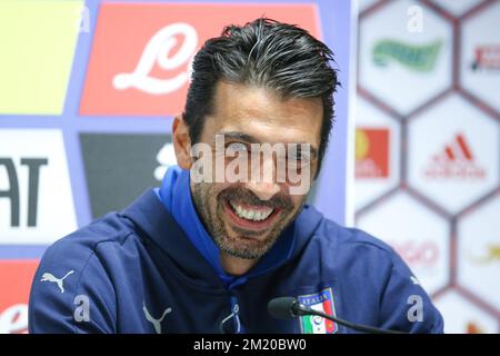 20151112 - BRUXELLES, BELGIQUE: Le gardien de but italien Gianluigi Buffon photographié lors d'une conférence de presse de l'équipe italienne de football, à Bruxelles, le jeudi 12 novembre 2015. L'équipe nationale belge de Red Devils joue à des jeux amicaux contre l'Italie demain en préparation de Euro2016. BELGA PHOTO BRUNO FAHY Banque D'Images